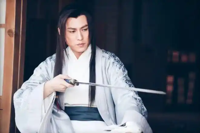 比起明楼的隐忍,笔者更偏爱蔺晨的洒脱,靳东的古装造型虽不太好看,但