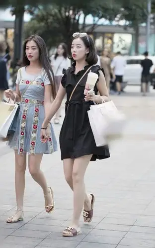 路人街拍,长相清纯的小姐姐穿着清爽,一身长裙靓丽迷人!
