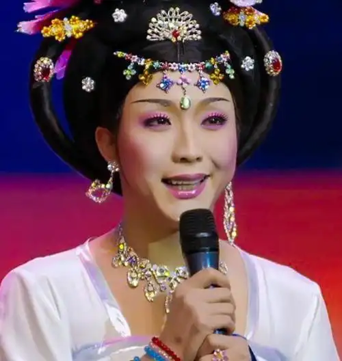 京剧大师梅葆玖评价李玉刚打着梅兰芳旗号却是博人一笑的小丑