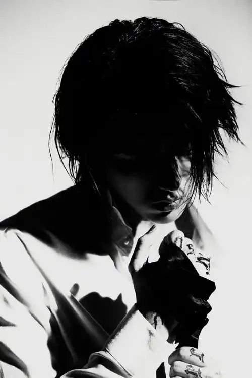 蔡徐坤黑白光影照