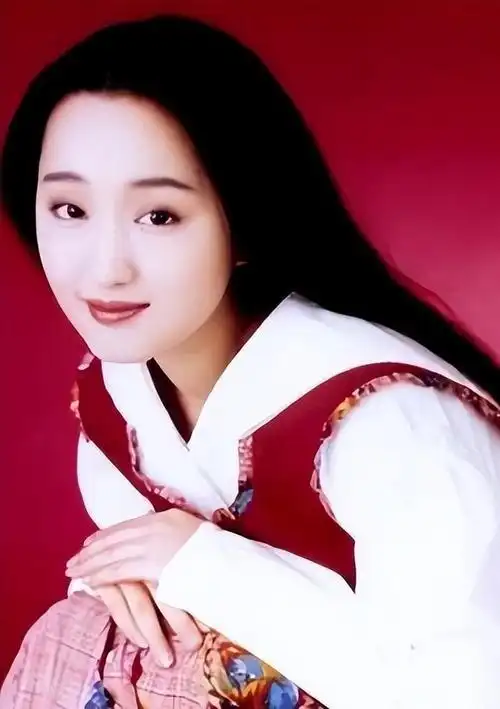 53岁杨钰莹状态:穿肉丝袜超短裙,大长腿比30岁女星还要迷人