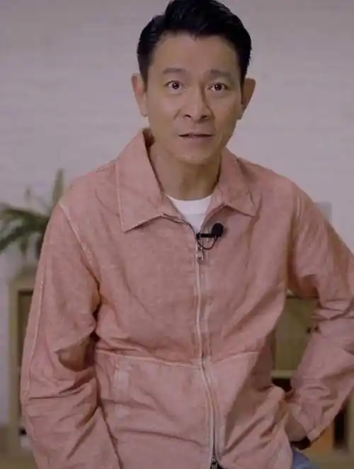 60岁刘德华赤脚在家拖地睡2000元床用廉价拖把豪宅曝光笑开怀