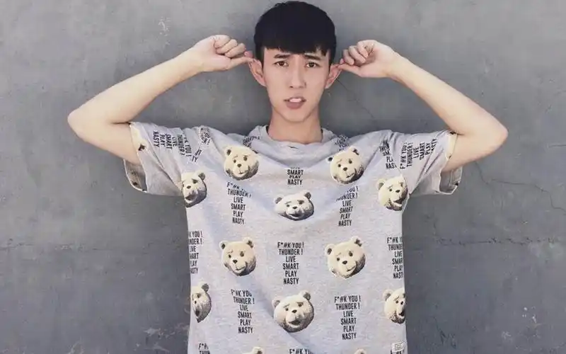 可爱男生于朦胧帅气电脑桌面壁纸下载