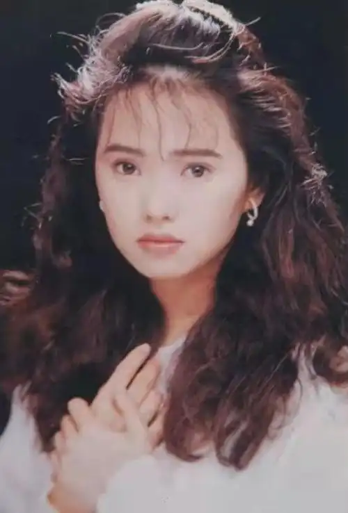 55岁的伊能静脸蛋终究还是崩了鼻孔外翻被质疑是医美失败