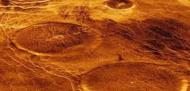 金星地表95%的地方,都覆盖着火山岩;地表零散分布着数十万座小型火山.