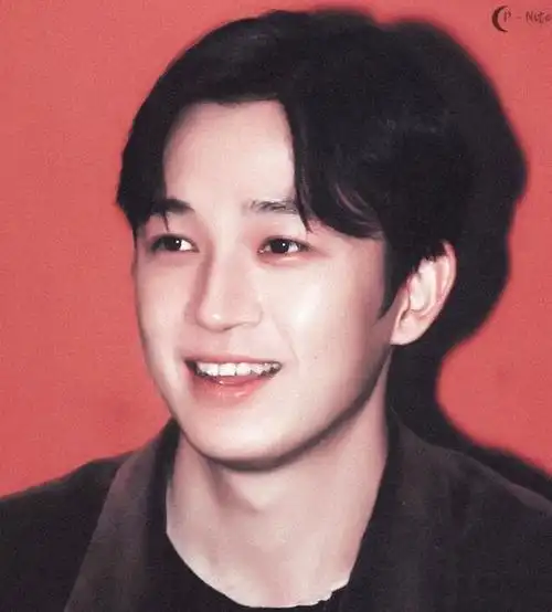 潘粤明年轻时照片被扒出,港风范十足,眼神有梁朝伟的感觉