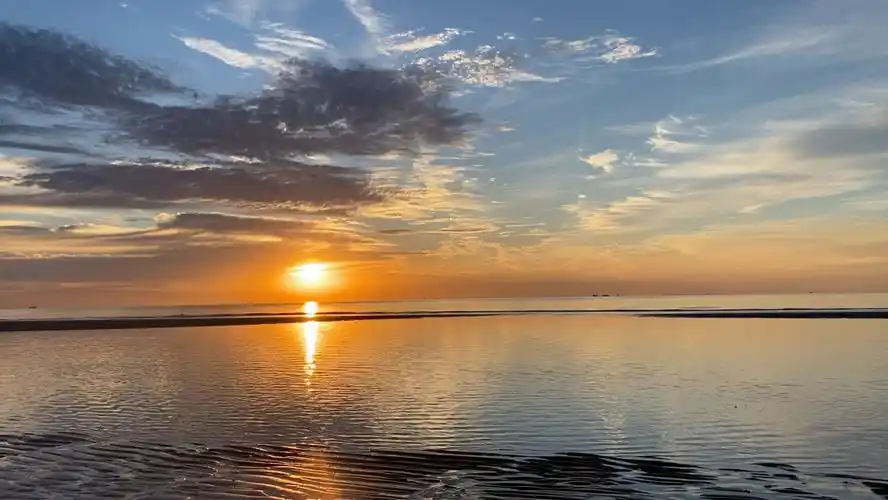 心情不好的来看看清晨的大海吧