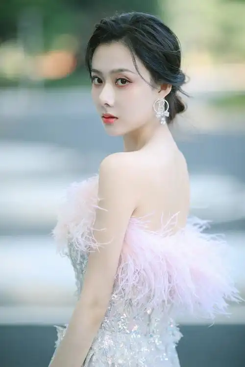 请君定档曹曦月海报曝光