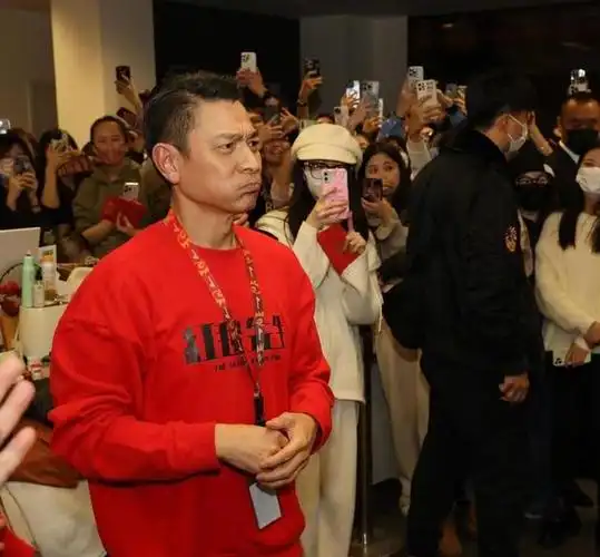 刘德华断崖式哀老白发苍苍皱纹明显网友泪目天王也老了