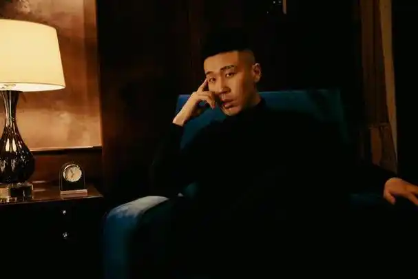 12月23日,德云社杨九郎深夜晒照,帅气造型引网友热议.