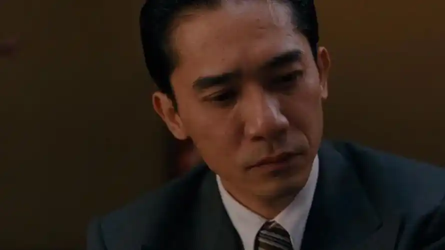 梁朝伟,简直是为了大荧幕而生的人,即使45岁,在色戒里依然这么有魅力