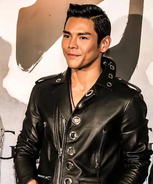 邀请李连杰,古天乐,梁家辉,黄晓明等众多圈内巨星出演,给向佐作陪衬