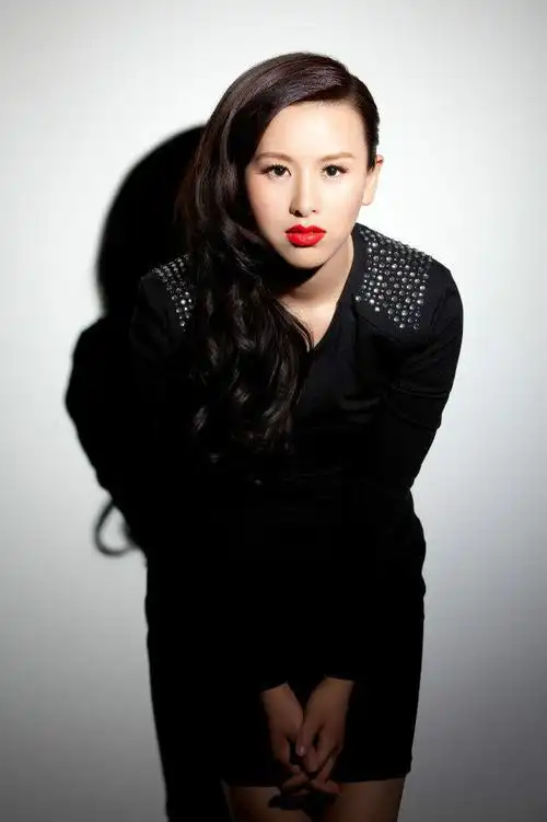 p data-id="gnwxjy7fnt">王雅洁,中国内地女歌手,空政文工团青年歌唱