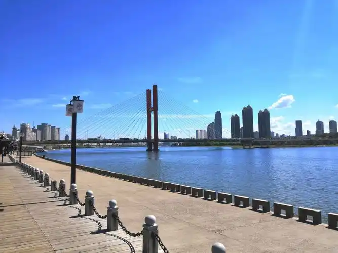 其它 吉林江城秀美松花江北国江城吉林市山清水秀,松花江水穿城而过.