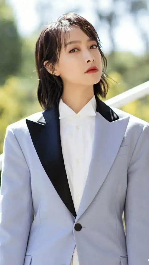 宋茜男装亮相身穿蓝色拼接西装帅气撩人