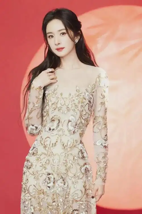 杨幂鎏金薄纱裙,演绎美丽与魅力的完美结合