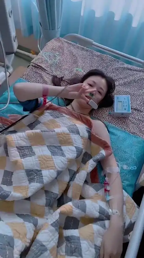 贺树峰妻子出院后首露面,躺床上捂腹部表情痛苦,病一场后瘦一圈