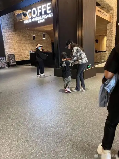 angelababy带5岁儿子游玩紧身裤秀大长腿与小海绵牵手好有爱