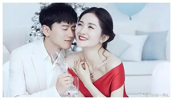 张杰谢娜带仨娃游迪士尼,十指紧扣如热恋情侣,3个保姆很抢镜|何炅