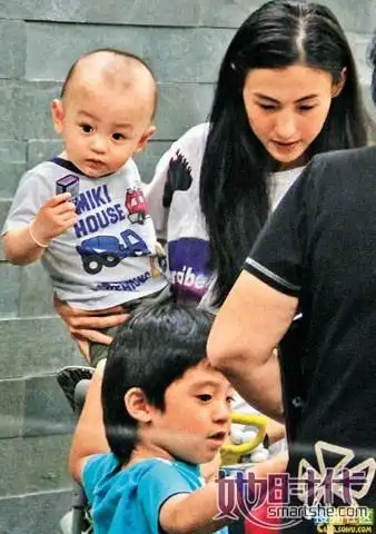 张柏芝及两个宝贝儿子