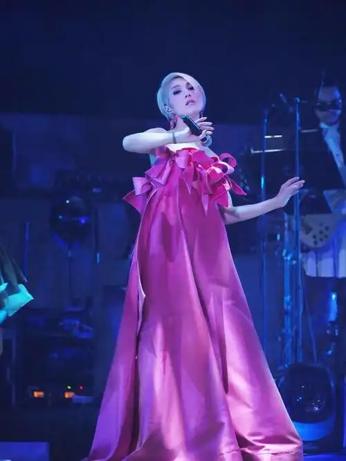 跨年夜演唱会我们不一样 杨千嬅两度安可唱至凌晨1点
