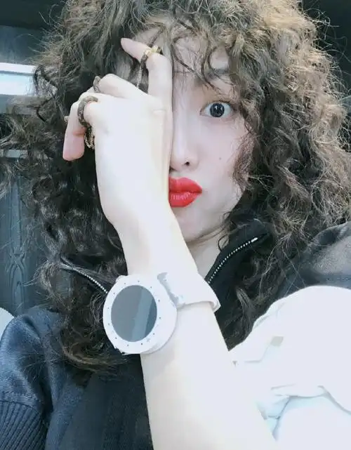 钟楚曦侧分泰迪卷,秀场铠甲加身,攻气十足在线撩人