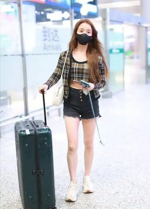 姜贞羽日常私服挺休闲,拼色卫衣穿出时尚感,长腿根本挡不住_黑色_西装