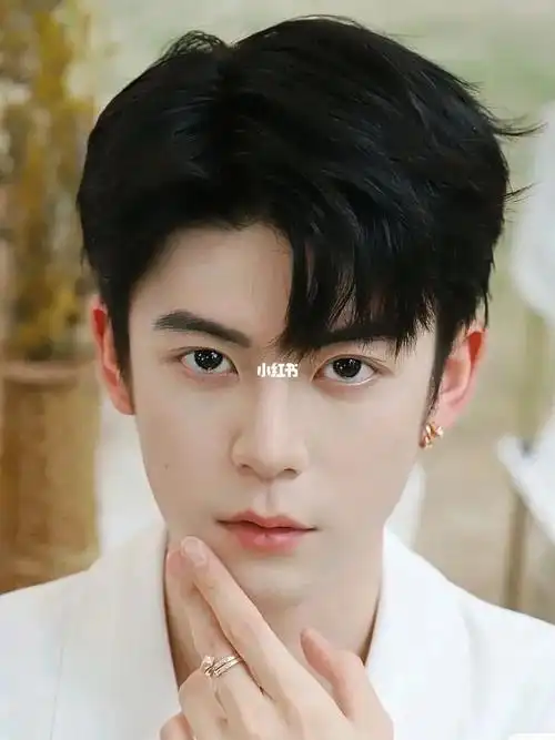 顶部长度一厘米左右微蓬松,刘海要长要碎三七分开,发质柔顺有光泽!