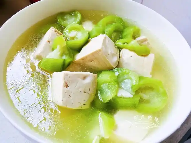 然后下入丝瓜一起炖,利用煮出来的豆腐细孔去吸收丝瓜的清甜味