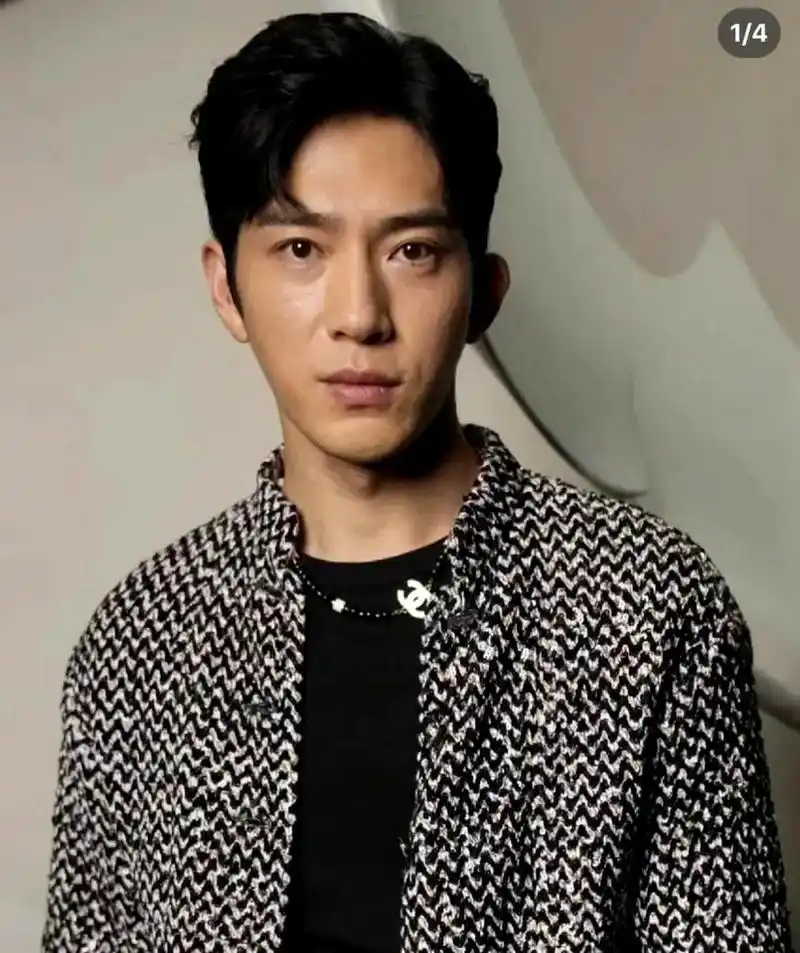 井柏然的皮肤松弛和下垂状况无法被化妆掩盖,高清媒体拍摄时脸部大小