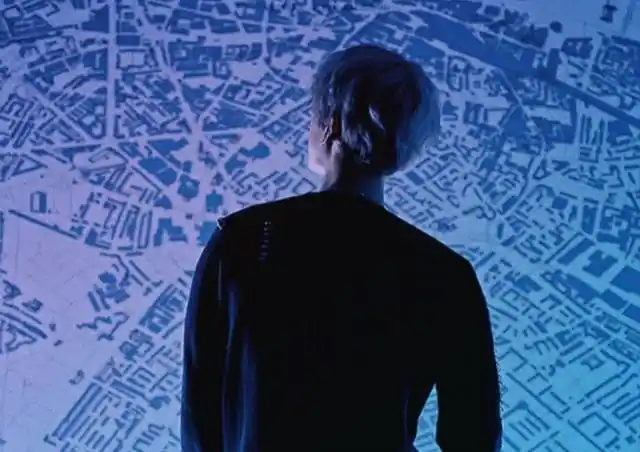 没错!他驻足停下了 看着他的背影,脑海里突然闪过两个画面