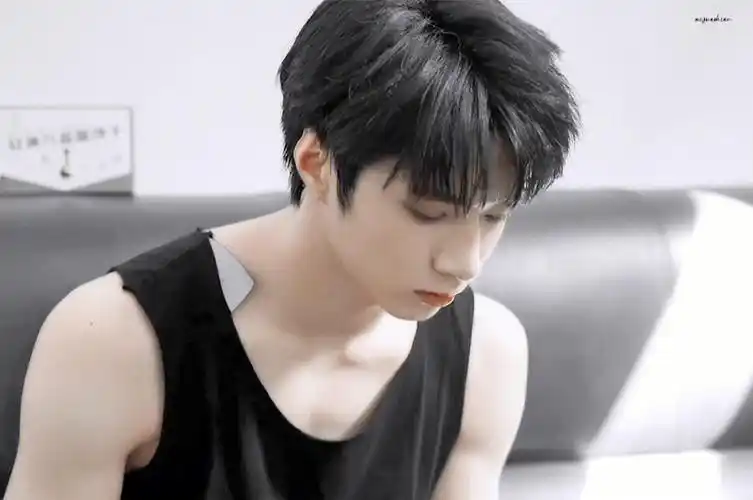 刘耀文16岁男高的心动瞬间