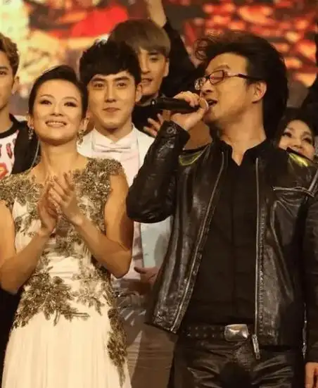 森林北旧照曝光,与前夫合影甜蜜,是华晨宇迷妹,与汪峰双双沉默