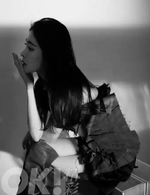 张碧晨不规则穿衣露香肩 帅气妩媚