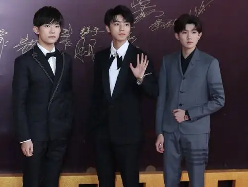 4大3小齐聚华表奖谁颜值能打看到鹿晗王俊凯同框坐不住了