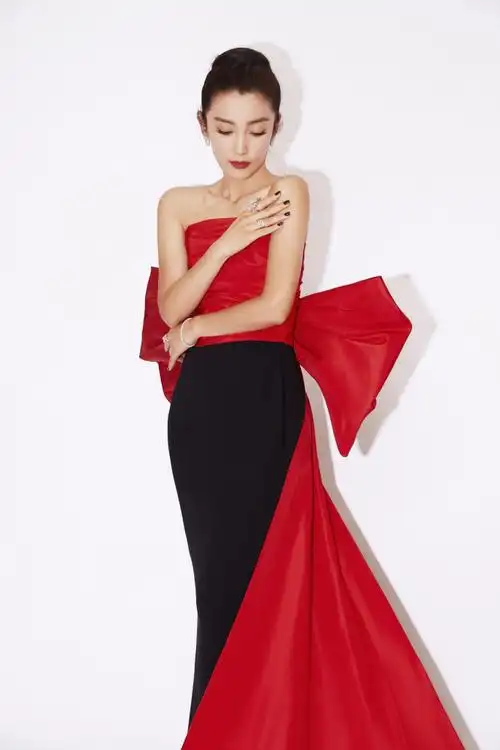 李冰冰发布一组红裙光影写真身形窈窕气质高雅迷人