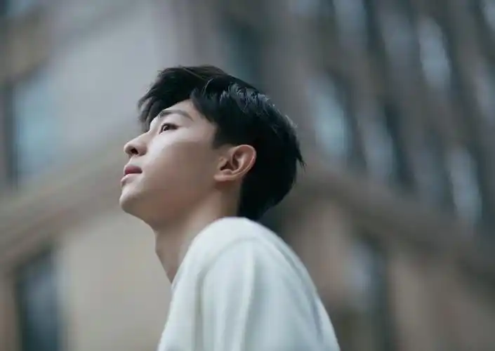 邓伦暖冬白色毛衣帅气图片26