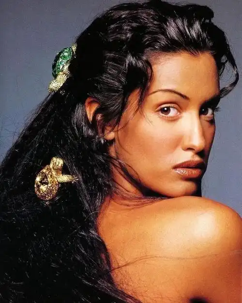 全球第一亚裔女模特yasmeenghauri开通社交媒体账号