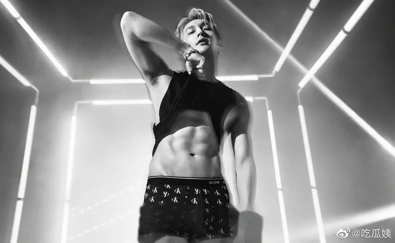 张艺兴ck全球代言人图,大家觉得这个腹肌你可吗?