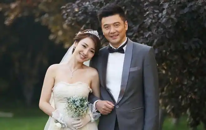 柳岩《结婚吧》拍摄纯美婚纱写真