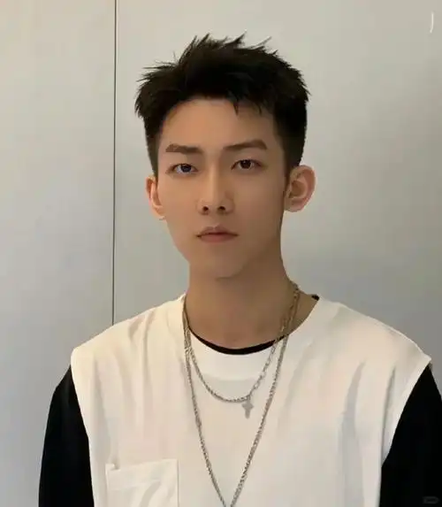 90后男生别留"幼稚"的发型,这3款阳光帅气,剪完不帅你打我