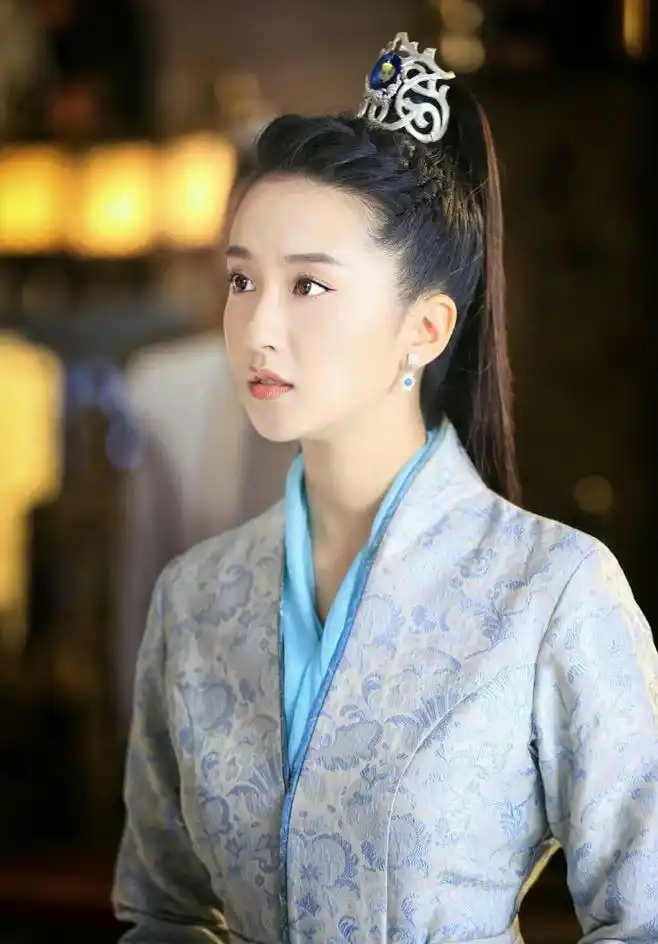 穿成早早领盒饭的女配,小心避开剧情,却被反派带走生娃,穿书文