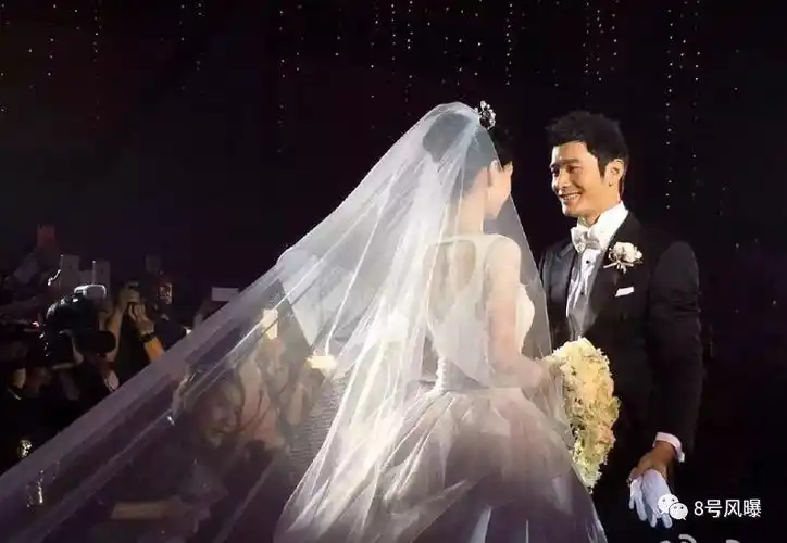 珍藏了8年的王冠15万颗水晶手工做成婚纱女星最美的瞬间原来是婚礼啊