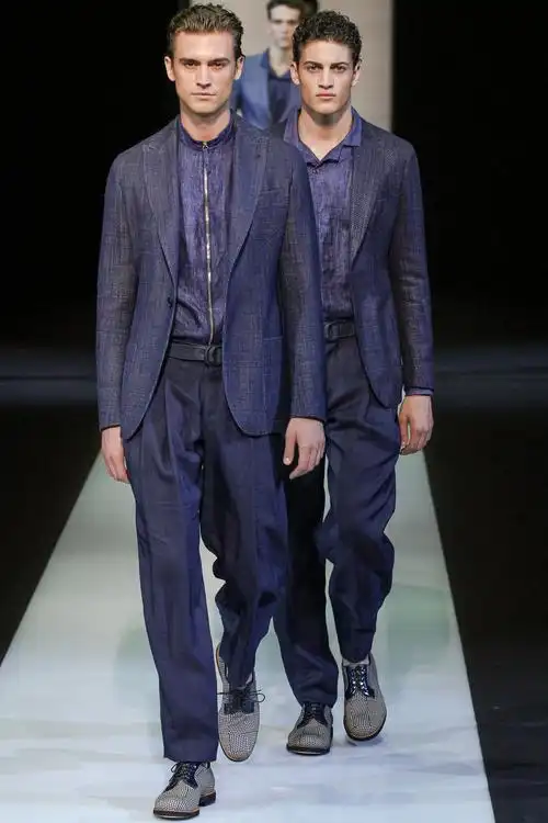 armani(乔治·阿玛尼),日前在米兰男装周上发布了2013年春夏系列服装