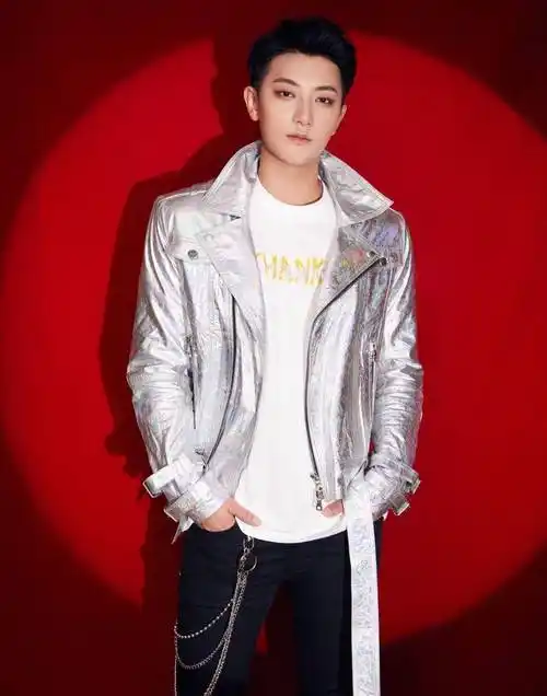 而且黄子韬的妆容也给了这身霸气的造型加分不少.