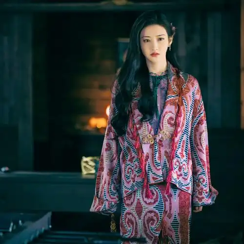 半妖司藤妖力不足,为了救人吃了赤伞但消化不良的剧情在服装上也有