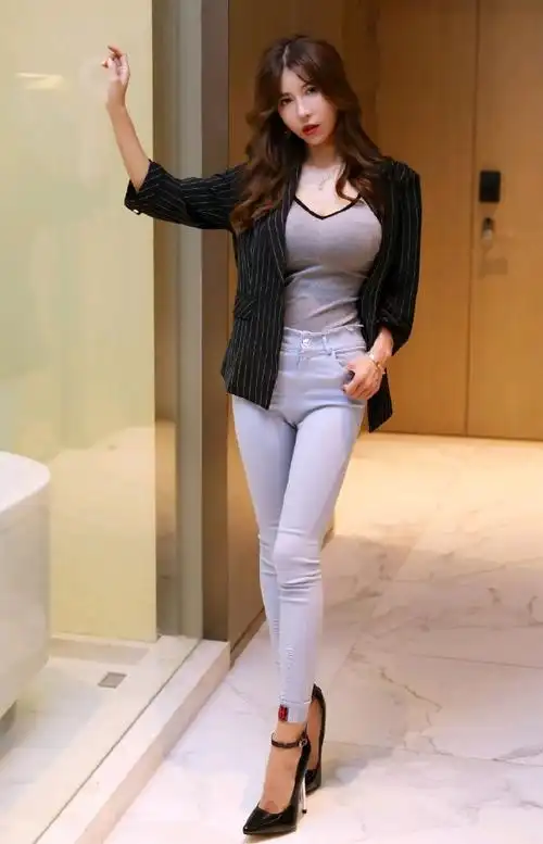 大胸美女前凸后翘性感人体写真