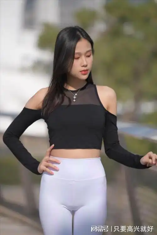 黑色吊带配白色紧身裤彰显女生的柔和之美