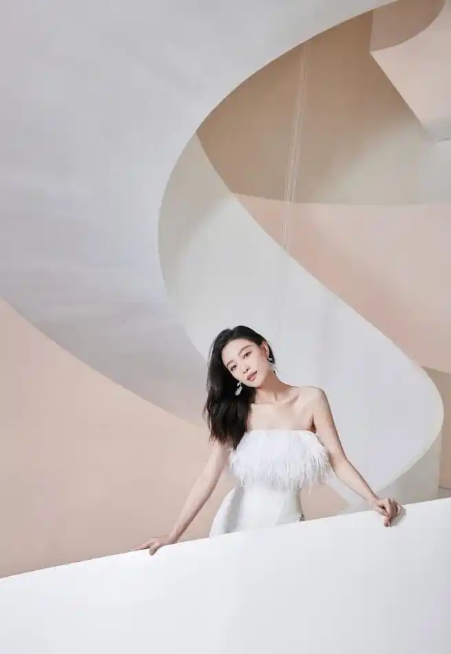 倪妮气质真好,普普通通的"羽毛裙",她穿上就很美