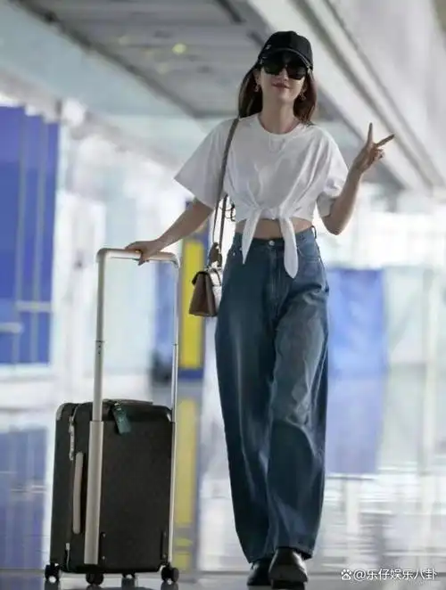 刘亦菲机场青春写真!经典白t搭配牛仔裤,简约时尚!
